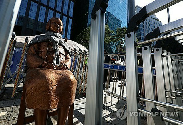 ソウルの日本大使館付近に設置された平和の少女像（資料写真）＝（聯合ニュース）