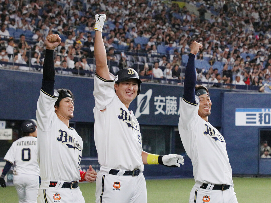 オリックス―西武。７回、２ランを放ち喜ぶオリックスの代打・杉本（中央）。右は安達、左は小田＝２４日、京セラドーム