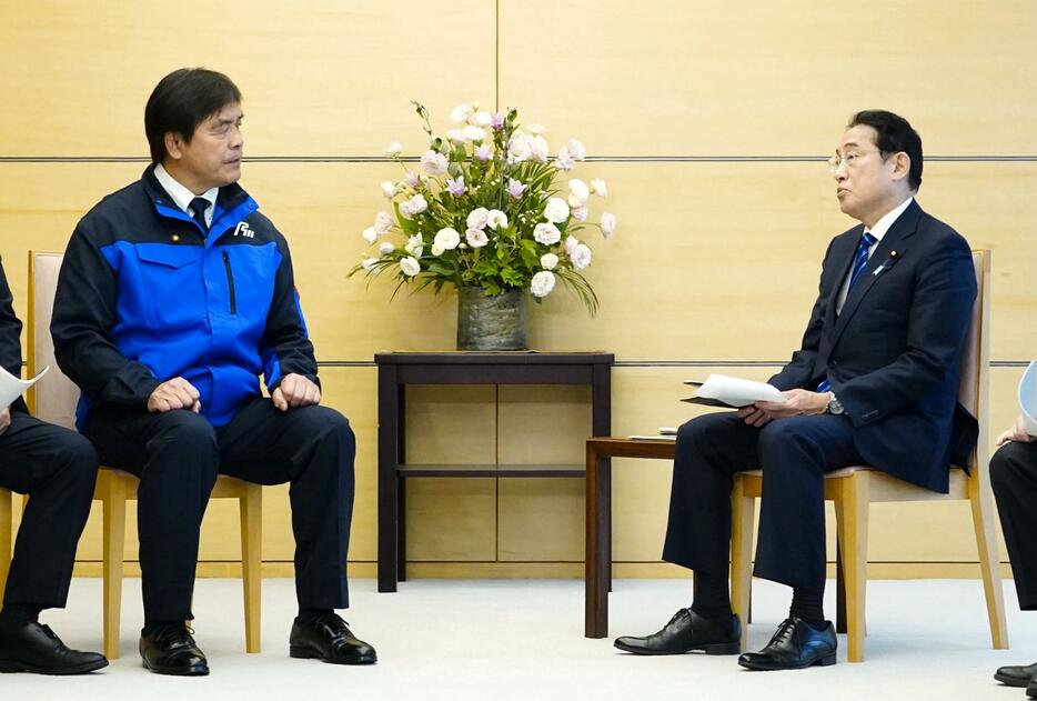 石川県の馳浩知事（左）と面会する岸田首相＝27日午前、首相官邸