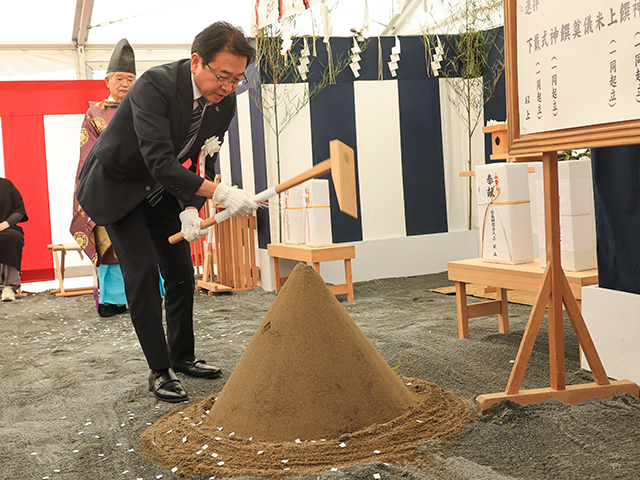 起工式での鍬入れの様子（公財）JKA 提供