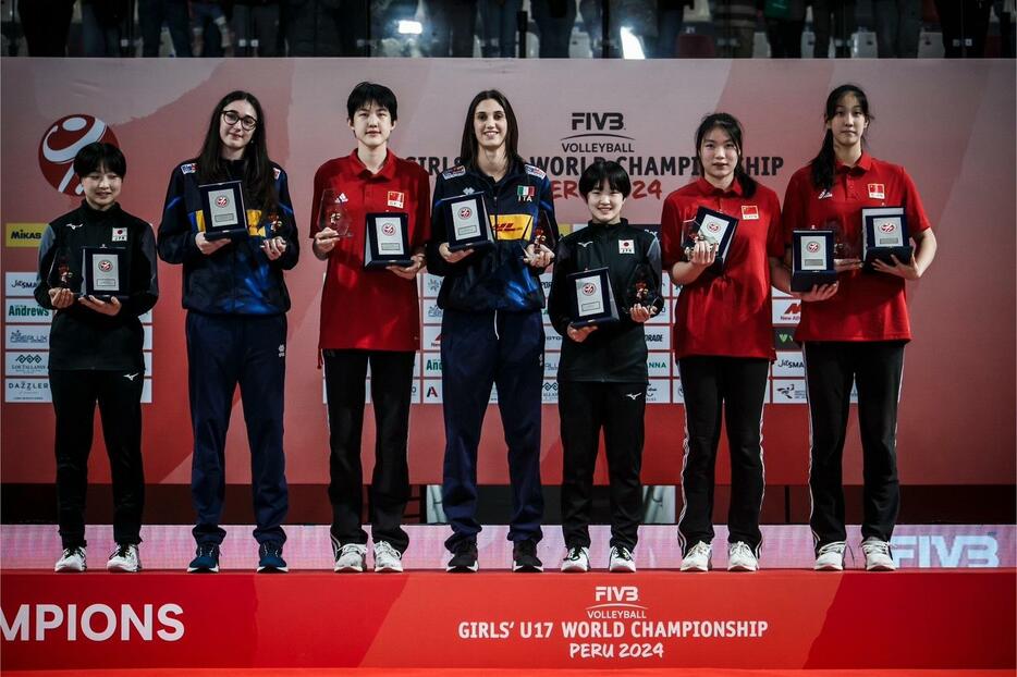 表彰式では、自身より頭一つ分大きい中国、イタリアの選手たちと肩を並べた©FIVB