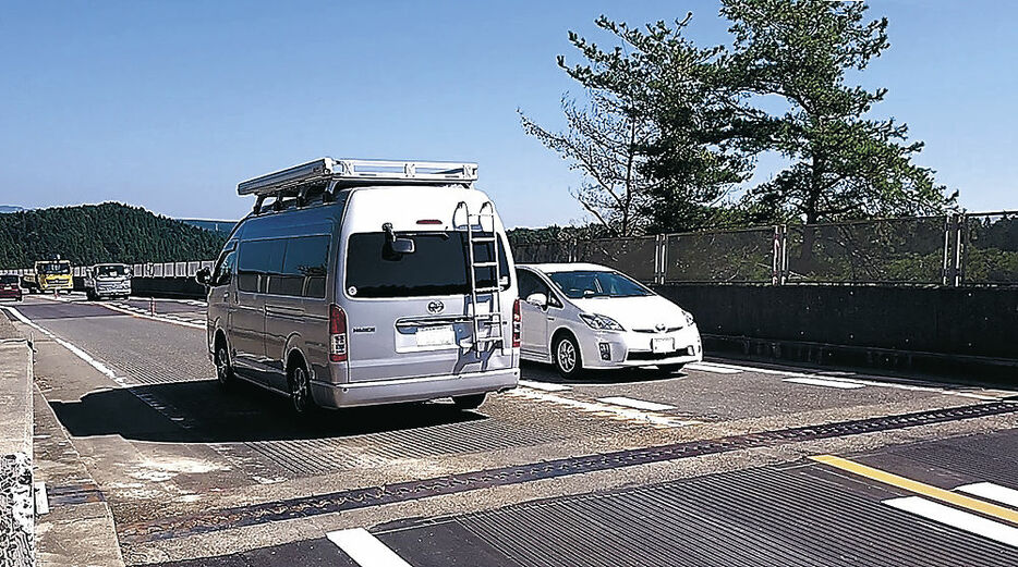 対面通行が始まったのと里山海道能登大橋付近＝１０日午前１０時、穴水町内（国土交通省金沢河川国道事務所提供）