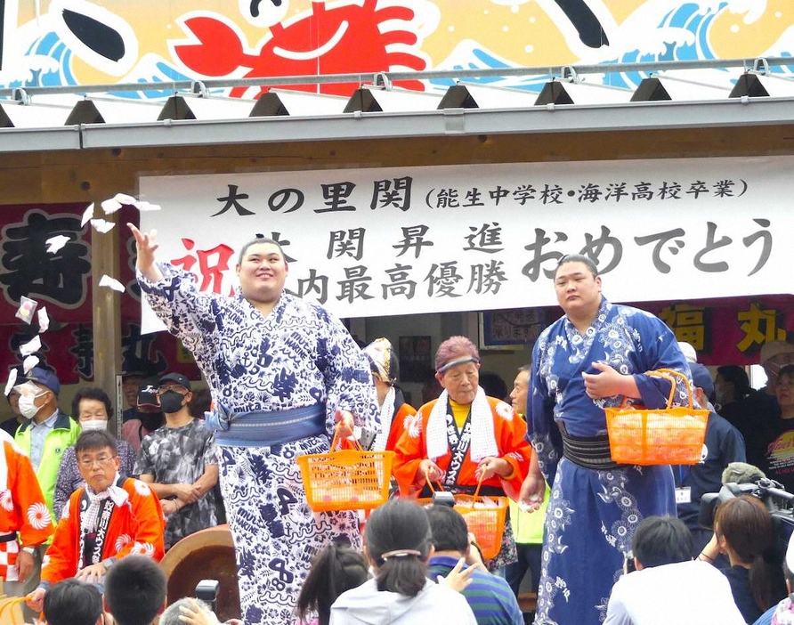 マリンドリーム能生のイベントで餅まきを行う大の里（左）と欧勝海（撮影・前川　晋作）