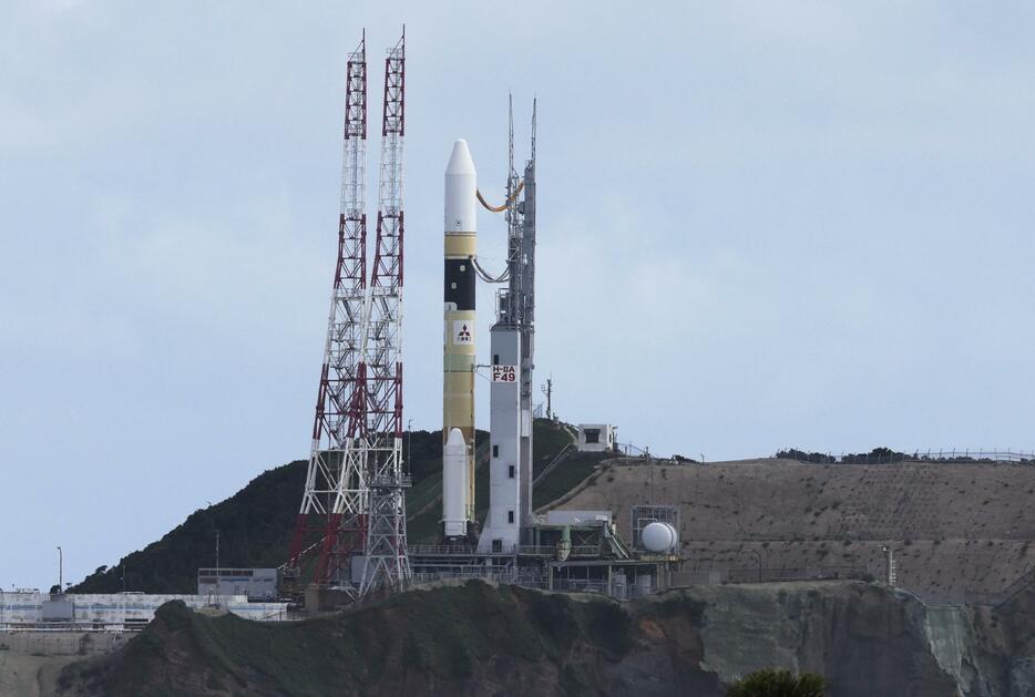 打ち上げが再延期となったH2Aロケット49号機＝16日午前、鹿児島県の種子島宇宙センター