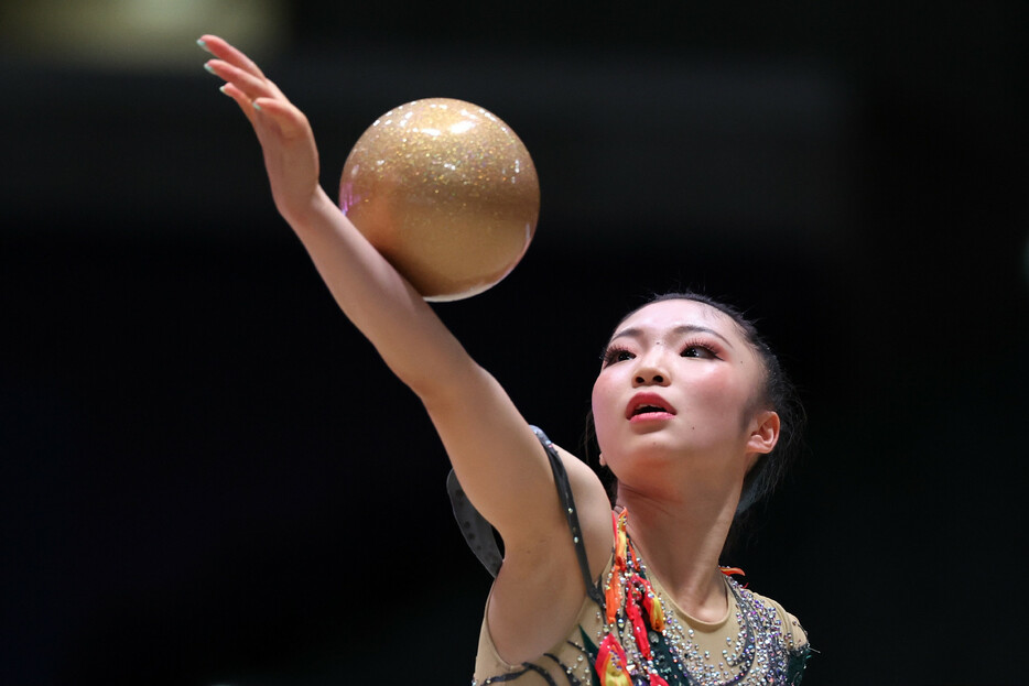 新体操のイオン・カップ世界クラブ選手権でボールの演技をする鈴木菜巴＝２８日、東京体育館