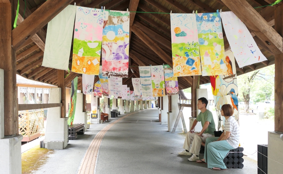 回廊に飾られた「てぬぐいアート」＝岡山県鏡野町、花美人の里で