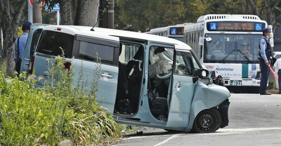 路線バスと衝突した軽乗用車 。後部座席に座っていた７歳と５歳の姉妹が亡くなった。シートベルト腹部圧迫とみられている