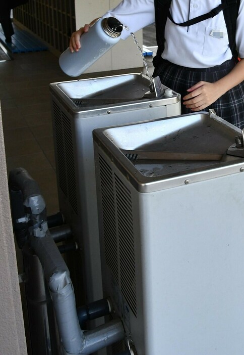 安芸郡内の中学校に設置された冷水機。生徒は持参した水筒に水を補給していた