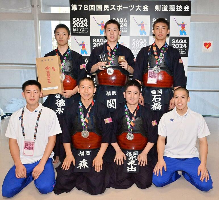 剣道少年男子で2位となった福岡の選手たち（撮影・軸丸雅訓）