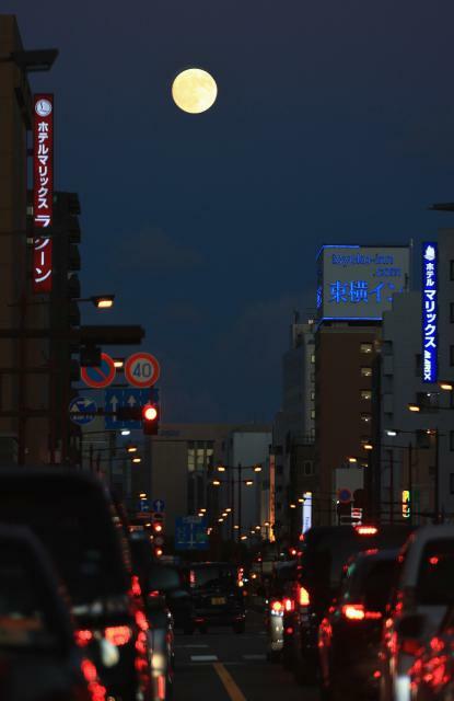 日没後、東の空に浮かび上がった中秋の名月＝１７日午後６時２７分、宮崎市清水３丁目