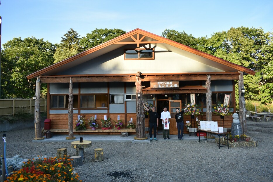 「湯吉」の前で「生まれ変わった公衆浴場に遊びに来てください」とスタッフたち