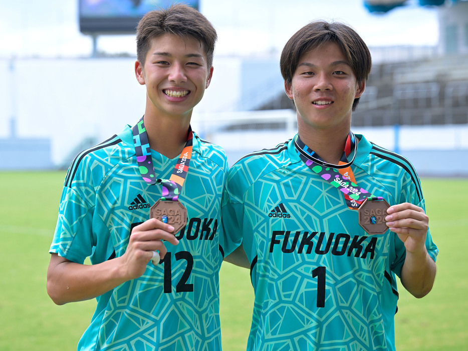 PK戦で3本ストップのGK田中利玖(福岡U-18、1年、左)と70分間で好守を連発したGK野上陸翔(北九州U-18、1年)の2人の活躍で福岡県は3位に(Koki NAGAHAMA/GEKISAKA)