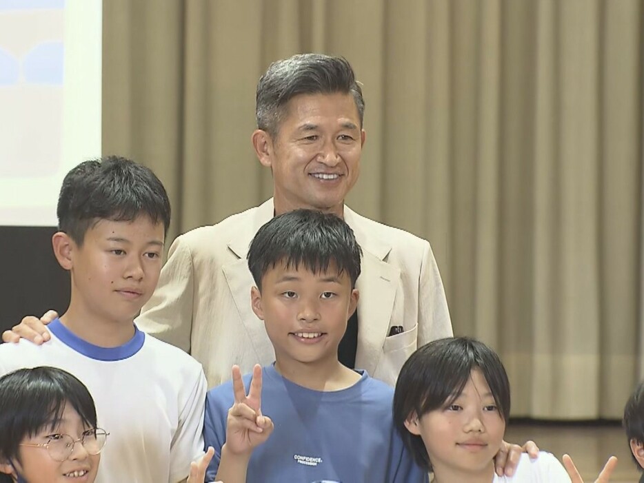 子供たちにサッカーボールを寄贈した三浦知良選手 三重県鈴鹿市の庄内小学校