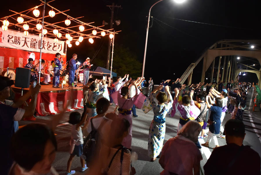 橋の上で踊りを楽しむ参加者（天龍峡で）