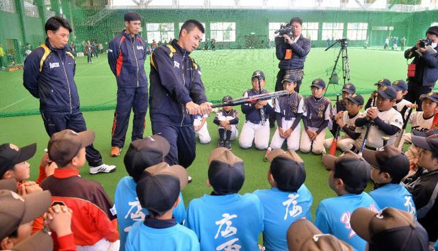 プロ野球県人会の野球教室で指導するヤクルトの青木宣親選手（左から３人目）。後進の育成など、社会貢献活動にも熱心に取り組んだ＝２０１７年１２月、日向市