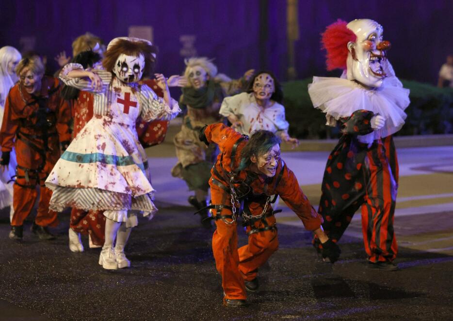 報道陣に公開されたUSJのハロウィーンイベントに登場したゾンビ＝4日夜、大阪市