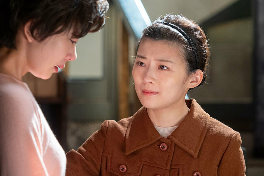 『虎に翼』第128回より、美位子（石橋菜津美）に寄り添う寅子（伊藤沙莉）（C）NHK