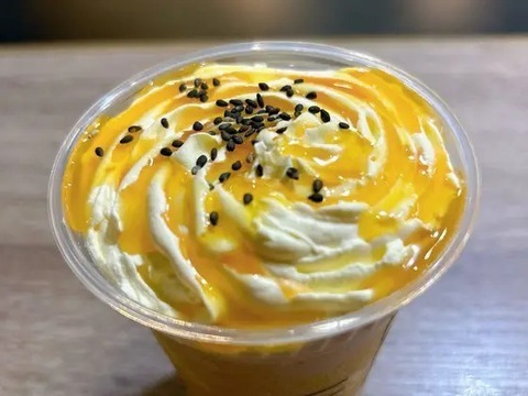 上にはホイップクリームがトッピング