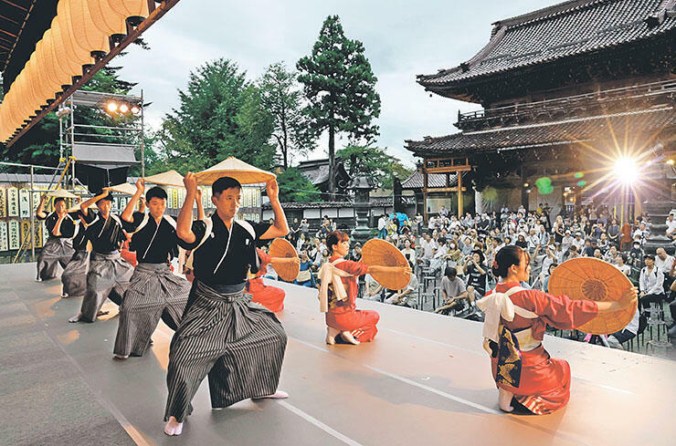 麦屋節の笠踊りを披露する西下町の踊り手=城端別院善徳寺