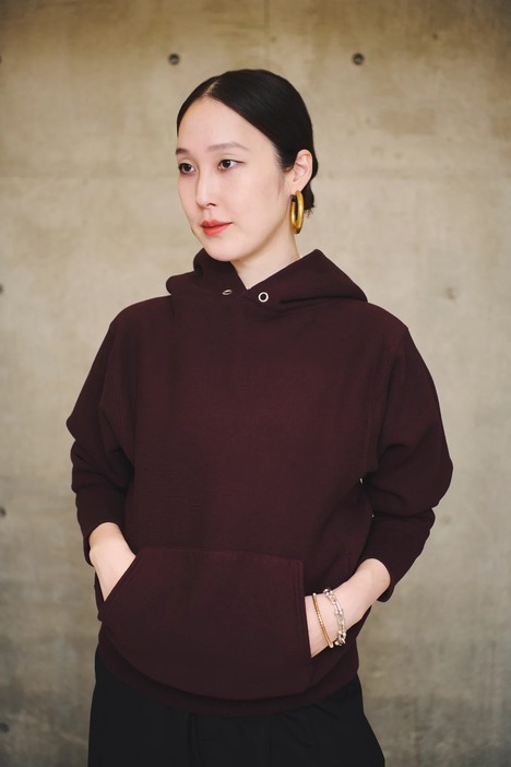 フーディ「NATURAL DYED URAKE HOODIE」¥42,900／エイトン青山（エイトン）、他は私物