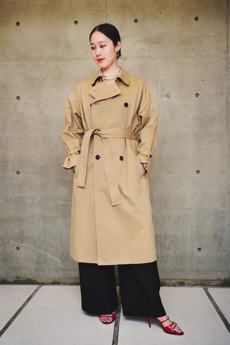 コート「WEST POINT OVERSIZED TRENCH COAT」¥148,500、パンツ「TECHNO WOOL TWILL TUCKED EASY PANTS」¥53,900／エイトン青山（エイトン）、他は私物