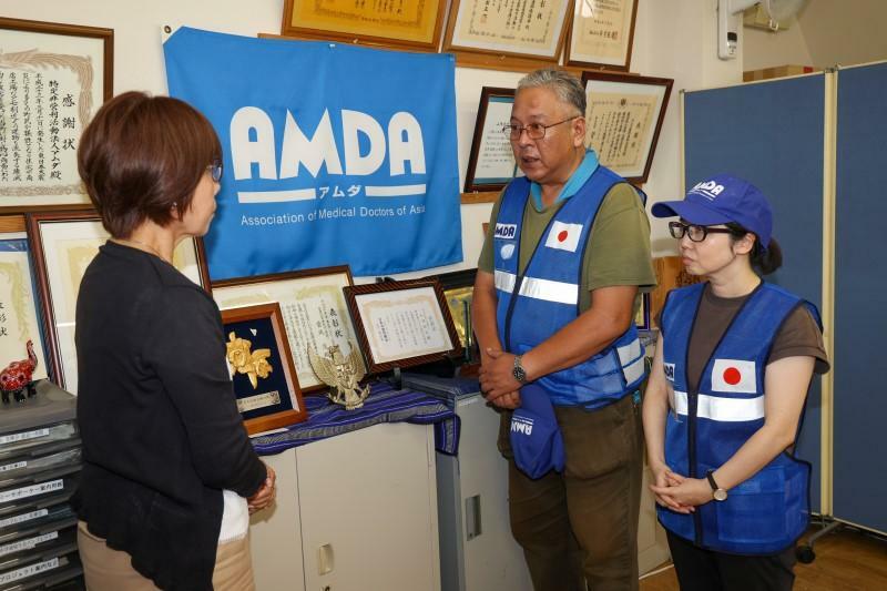 出発前にAMDA本部で意気込みを語る大西さん（中央）、小川さん（右）