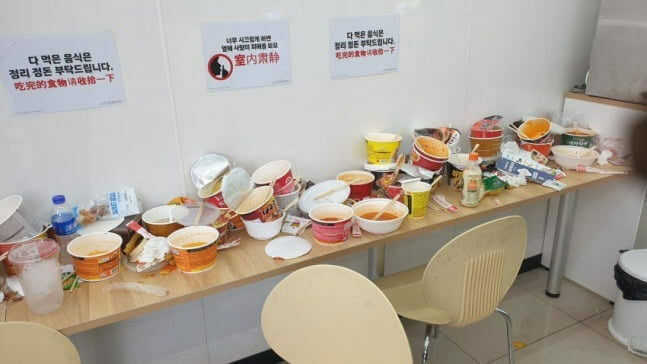 済州島のコンビニで、中国人観光客がカップ麺を食べたあと、片づけずに立ち去ったとされる写真。これも韓国社会の反感を買った。（出典：インターネットコミュニティ）