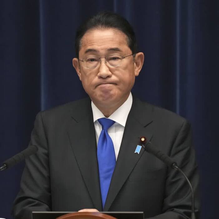 記者会見で自民党総裁選への不出馬を表明する岸田首相＝８月１４日、首相官邸