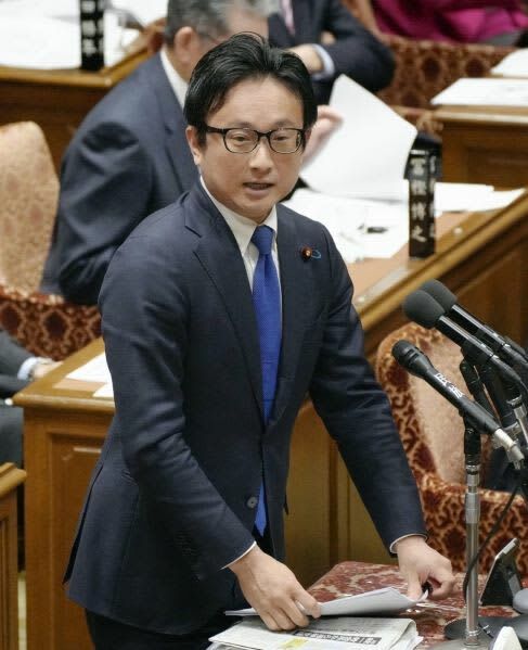 衆院予算委で質問する山岸一生氏（立憲民主党・無所属）＝２月６日