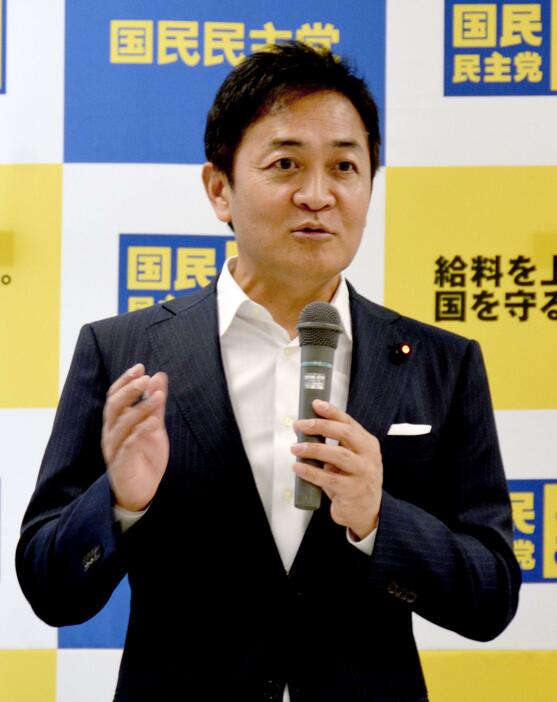 国民民主党の両院議員総会であいさつする玉木代表＝13日午後、国会