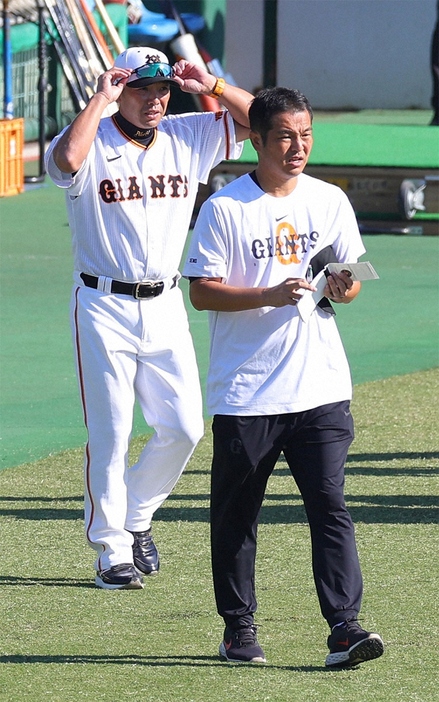 就任1年目の阿部監督（左）をサポートする上野氏