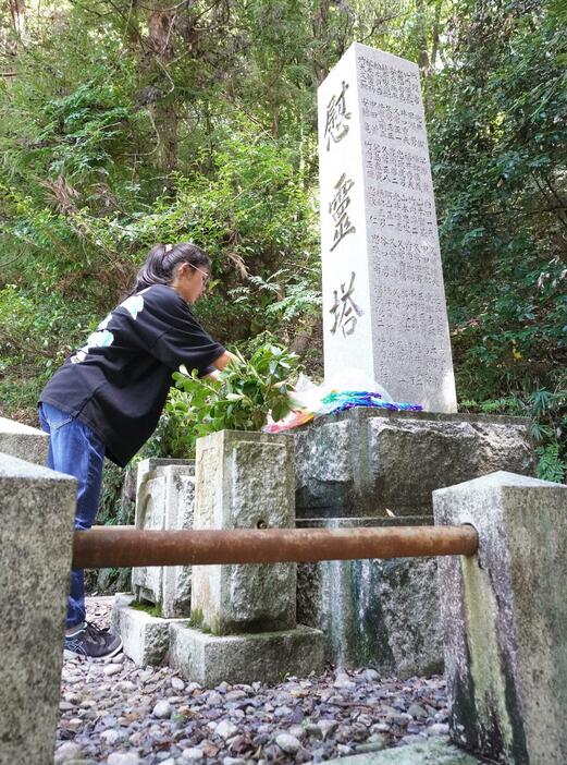 慰霊碑に千羽鶴を供える児童代表=岡山県津山市で