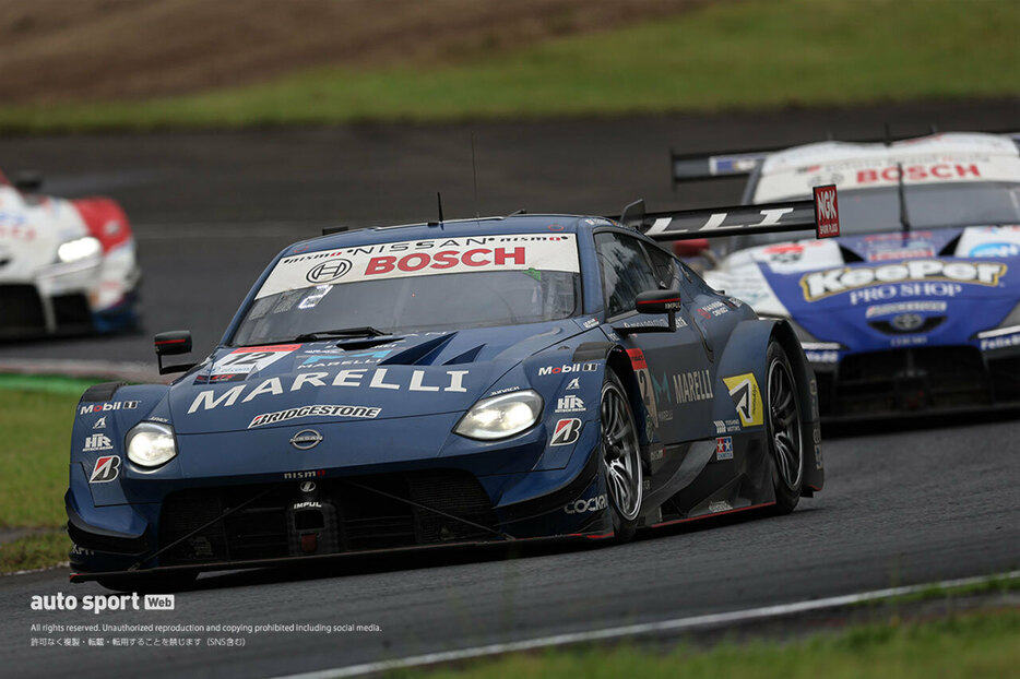 12号車MARELLI IMPUL Z（平峰一貴）と38号車KeePer CERUMO GR Supra（大湯都史樹）による2番手をかけたバトル　2024スーパーGT第6戦SUGO