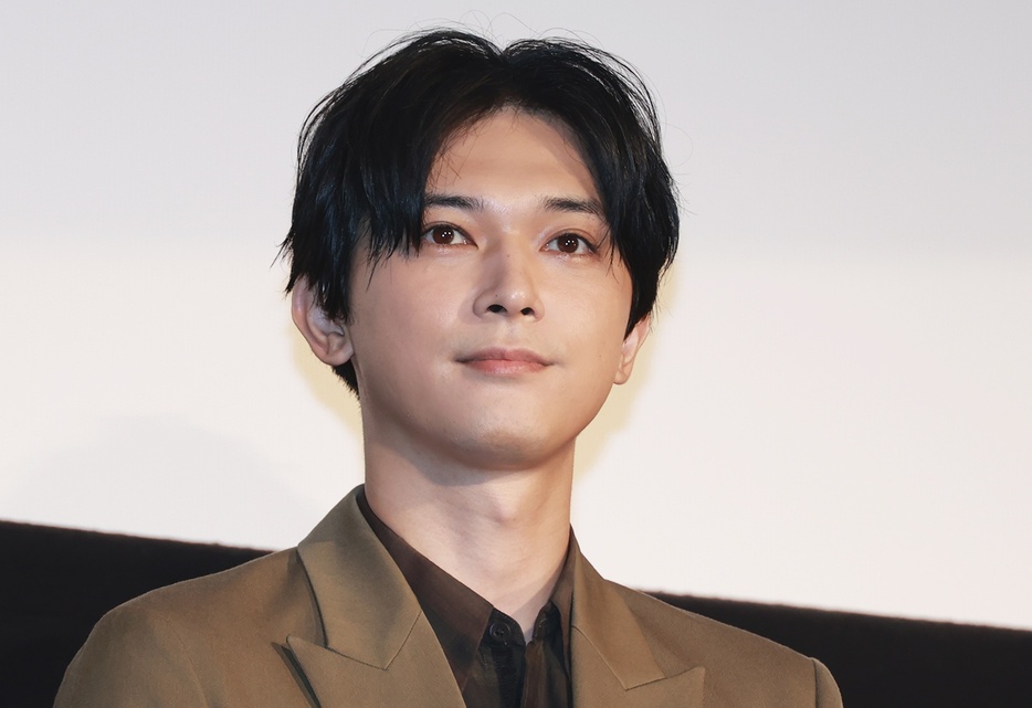 俳優の吉沢亮が主演映画「ぼくが生きてる、ふたつの世界」の公開記念舞台あいさつに登場した