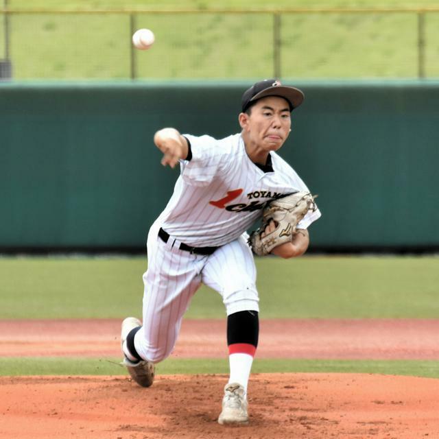 砺波打線を散発2安打に抑えた富山第一の岩寺投手=2024年9月28日午前10時25分、富山市民球場、前多健吾撮影