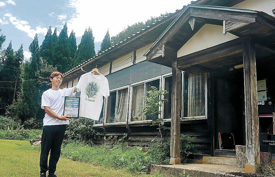 イベントへの準備を進める竹田さん＝小矢部市内山の内山分校キャンプ場