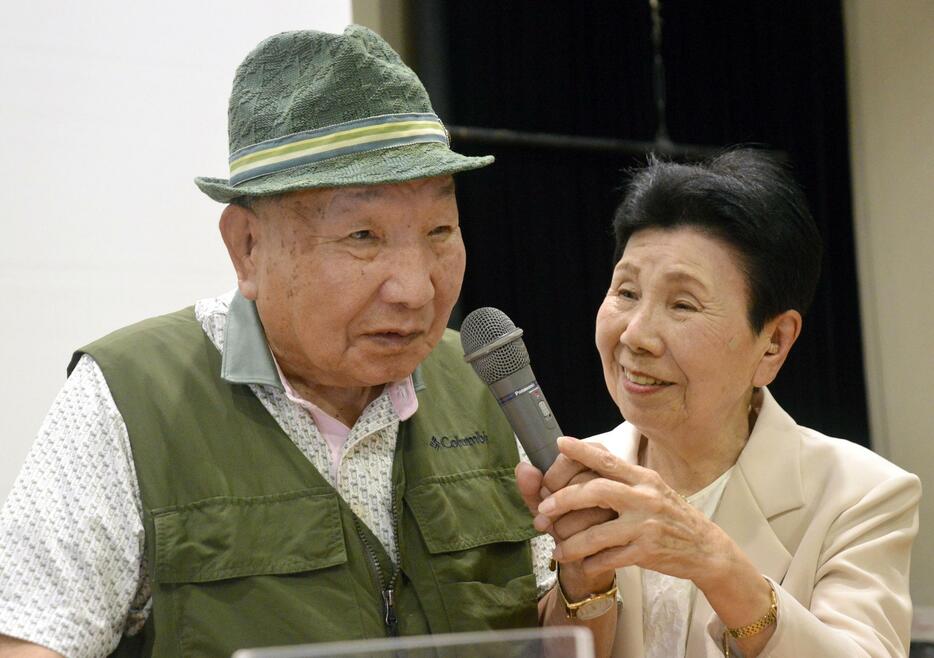 静岡市で開かれた集会に出席し、あいさつする袴田巌さん。右は姉ひで子さん＝29日午後