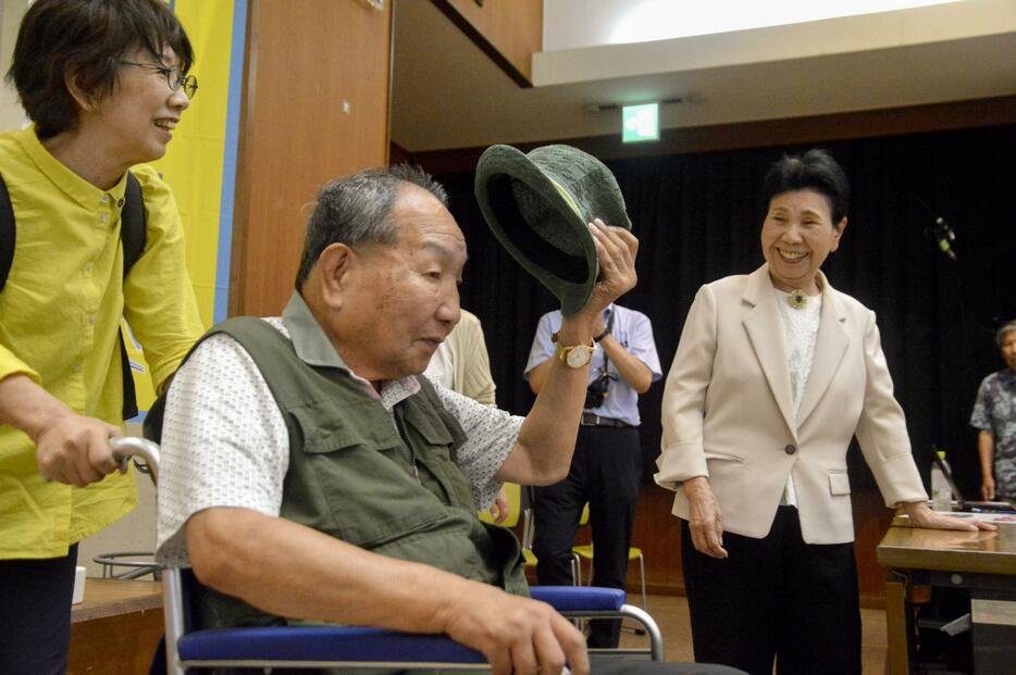 集会の会場を後にする袴田巌さん。右は姉ひで子さん＝29日午後、静岡市