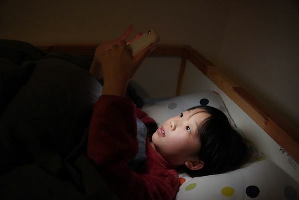 小中学生の21.1%が眠る直前までスマホ　「ニフティキッズ」が睡眠に関する調査