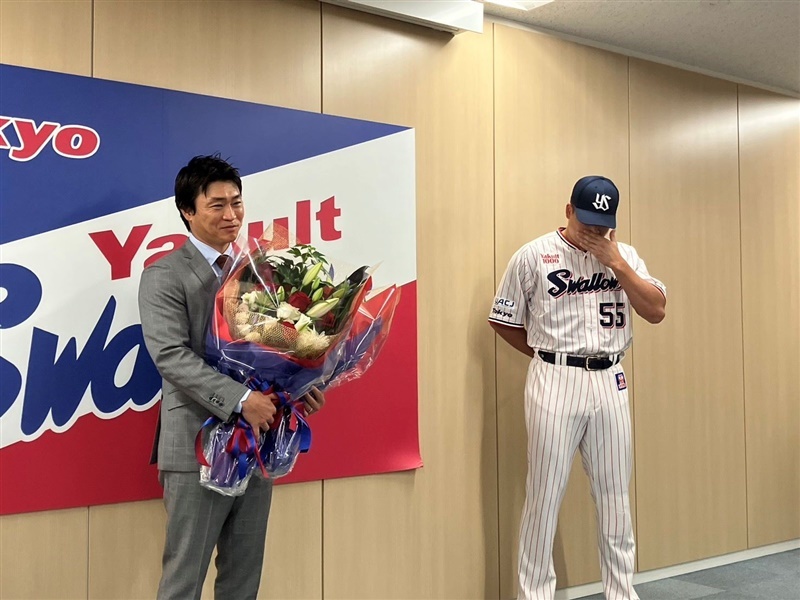 引退会見を行ったヤクルト・青木と花束贈呈で涙する村上