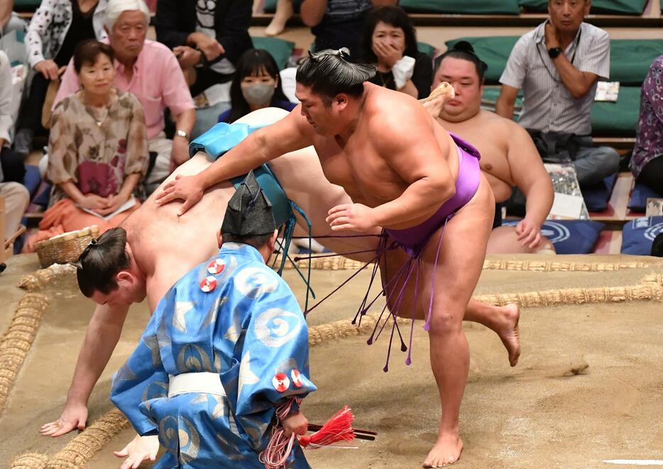 　獅司（左）を突き落としで破った尊富士（撮影・開出牧）