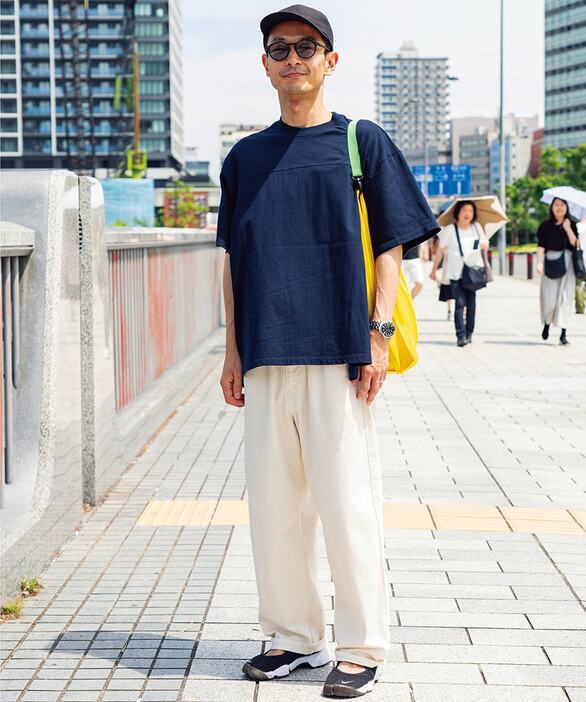 Tシャツ＝アルヴァナ　パンツ＝ダントン　スニーカー＝ナイキ