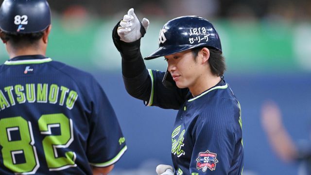 3日、巨人戦で19試合連続安打を放ったヤクルトの長岡秀樹選手(写真：時事)