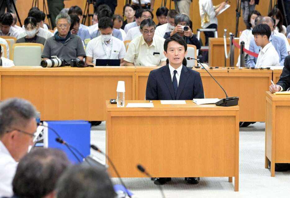 兵庫県議会の百条委員会で証人尋問に応じる斎藤元彦知事＝6日午後3時7分、神戸市中央区（代表撮影）