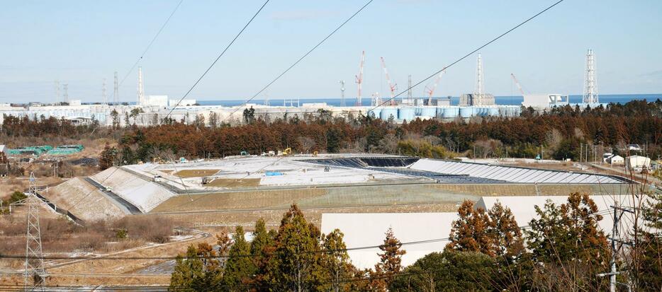 福島県内の除染土を保管する中間貯蔵施設。奥に東京電力福島第1原発が見える＝2月、福島県大熊町