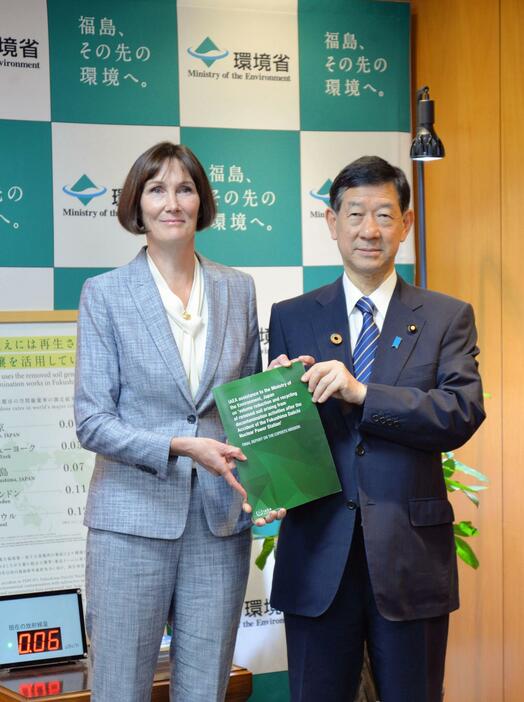 除染土を再利用する国の計画についての最終報告書を伊藤環境相（右）に提出するIAEA職員＝10日午後、環境省