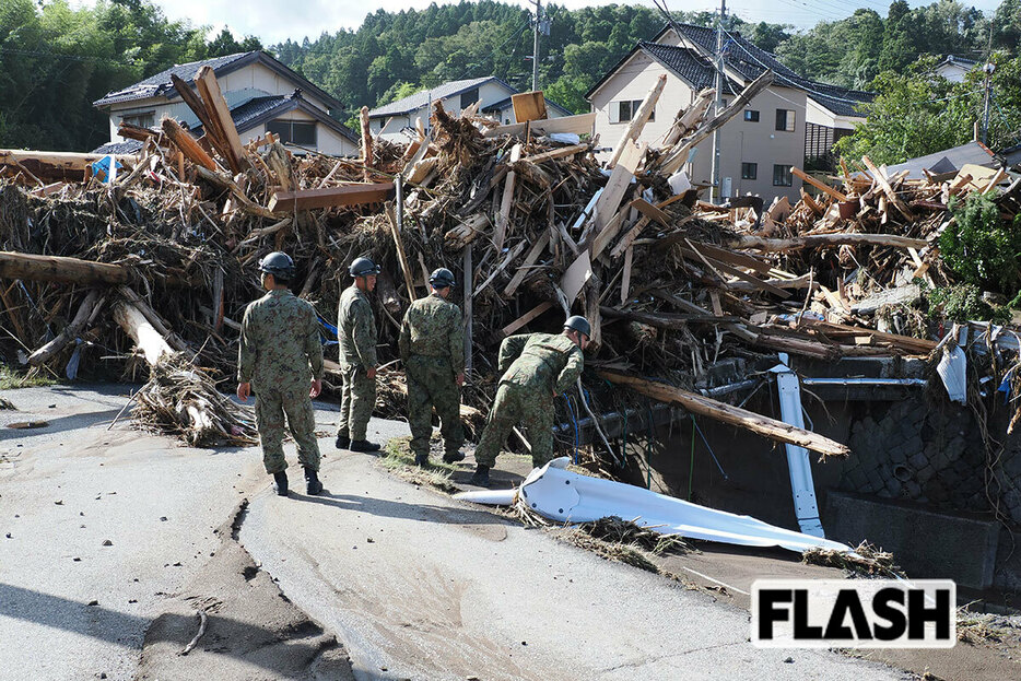 復興作業に当たる自衛隊員（写真・梅基展央）