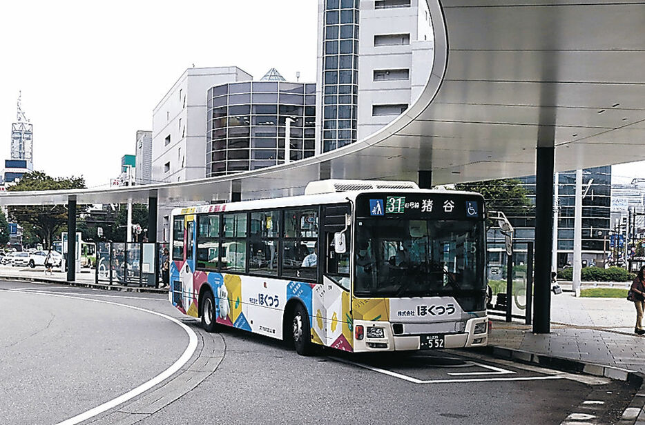 １０月１日付の減便が決まっている富山地鉄の路線バス＝富山駅