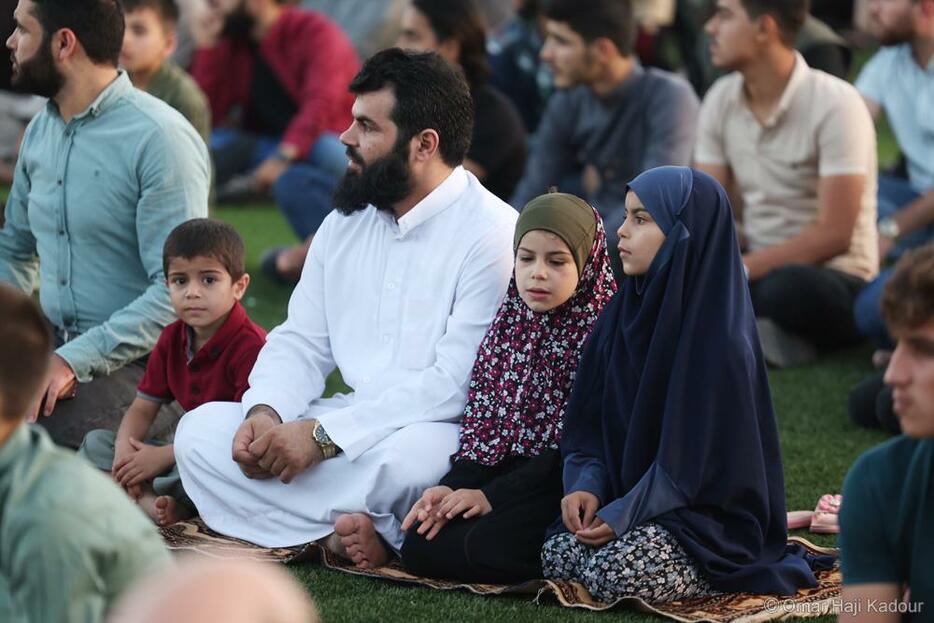 イスラム教の祝日に礼拝にやってきた親子。（2024年6月・イドリブ・撮影：オマール・ハジ・カドゥール）