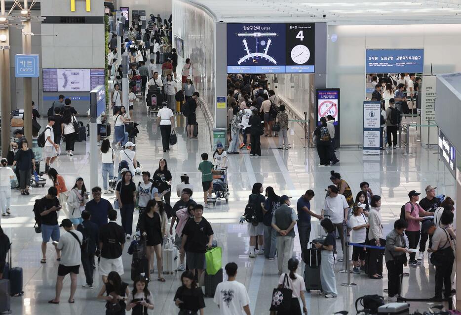 搭乗客らで混み合う韓国・仁川国際空港の出発ロビー＝8月（聯合＝共同）